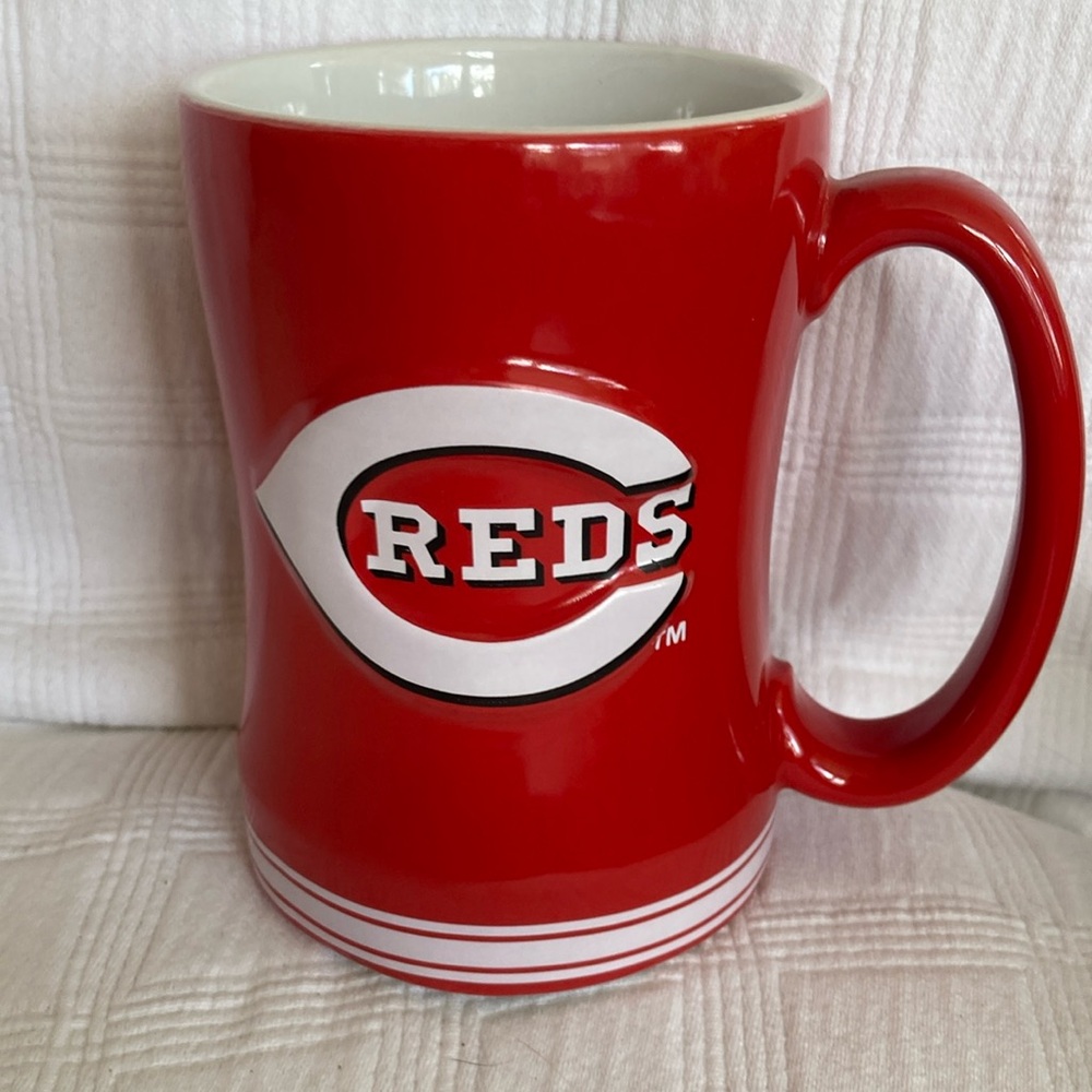Cincinnati Reds mugs by Boelter Brands